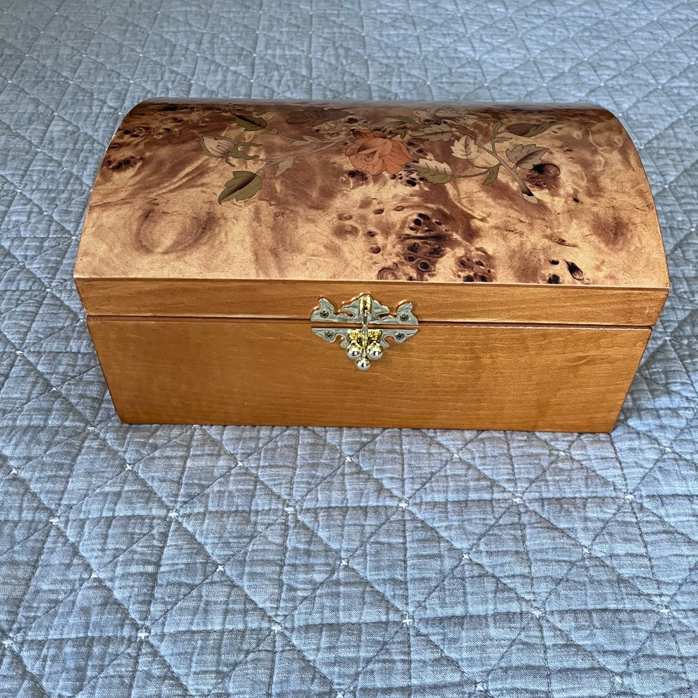 Vintage MELE & CO MILLIE
ORIENTAL ROSE JEWELLERY
BOX